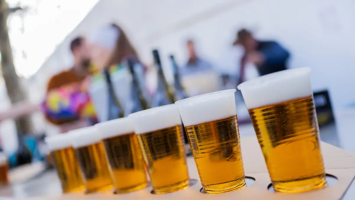 Koelsch-wird-beim-Auftakt-der-Karnevalssession-auf-dem-Heumarkt-ausgeschenkt-Am-11-11-um-11-11-Uhr-beginnt-in-den-naerrischen-Hochburgen-die-Karnevalssession