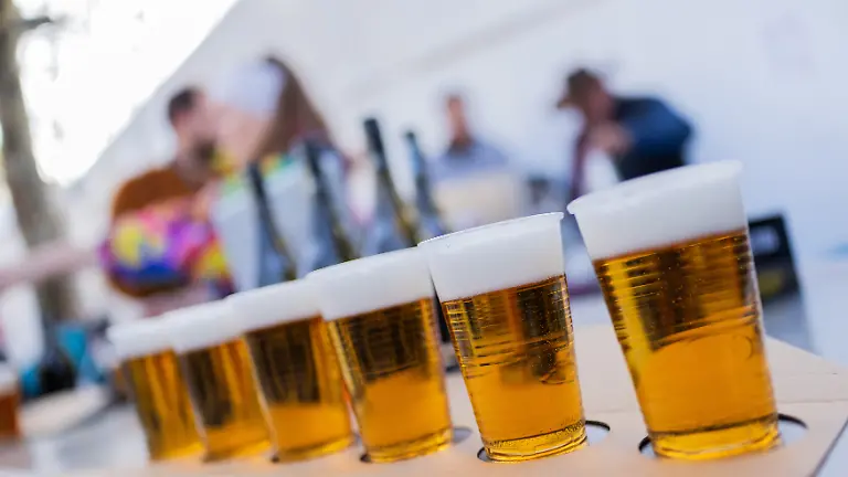 Koelsch-wird-beim-Auftakt-der-Karnevalssession-auf-dem-Heumarkt-ausgeschenkt-Am-11-11-um-11-11-Uhr-beginnt-in-den-naerrischen-Hochburgen-die-Karnevalssession