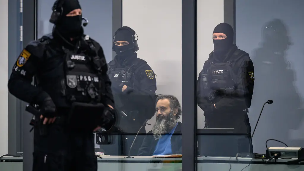 Der-Angeklagte-Taleb-al-Abdulmohsen-sitzt-zu-Beginn-des-zweiten-Prozesstages-in-einem-kugelsicheren-Glaskasten-des-temporaeren-Gerichtsgebaeudes-des-Landgerichts-Magdeburg-Die-Generalstaatsanwaltschaft-wirft-dem-Mann-aus-Saudi-Arabien-versuchten-Mord-in-338-Faellen-vor-Am-20-Dezember-2024-raste-Taleb-al-Abdulmohsen-auf-dem-Magdeburger-Weihnachtsmarkt-in-eine-Menschenmenge-Fuenf-Frauen-und-ein-Kind-starben-bei-dem-Anschlag-mehr-als-300-Menschen-wurden-verletzt