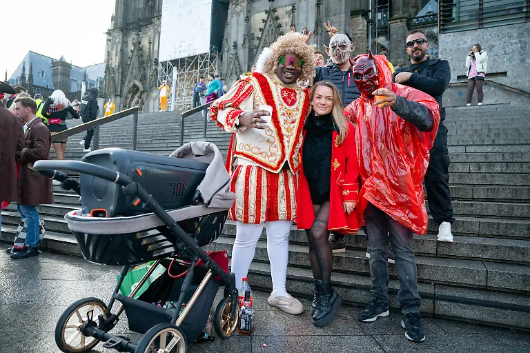 Impressionen-vom-verkleidedet-Jecken-beim-Sessionsauftakt-des-Koelner-Karneval-Karnevalsauftakt-in-Koeln
