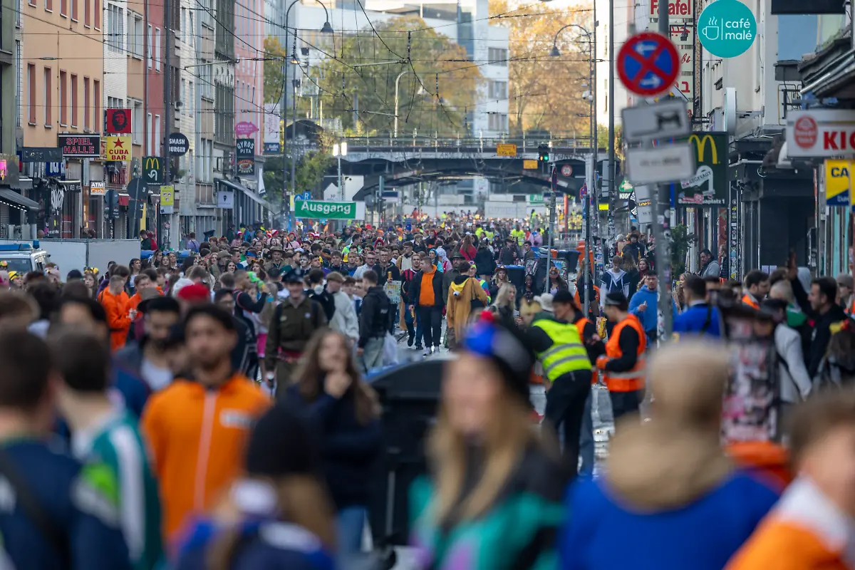 Karnevalisten-stehen-auf-die-Zuelpicher-Strasse-Am-11-11-um-11-11-Uhr-beginnt-in-den-naerrischen-Hochburgen-die-Karnevalssession
