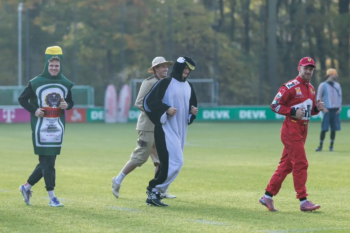 Marius-Buelter-FC-Cologne-30-als-Jaegermeisterflasche-Sebastian-Sebulonsen-FC-Cologne-28-auf-Safari-Eric-Martel-FC-Cologne-6-als-Pinguin-Jan-Thielmann-FC-Cologne-29-als-Formel1-Fahrer-Karnevalstraining-FC-Cologne-Geissbockheim-11-11