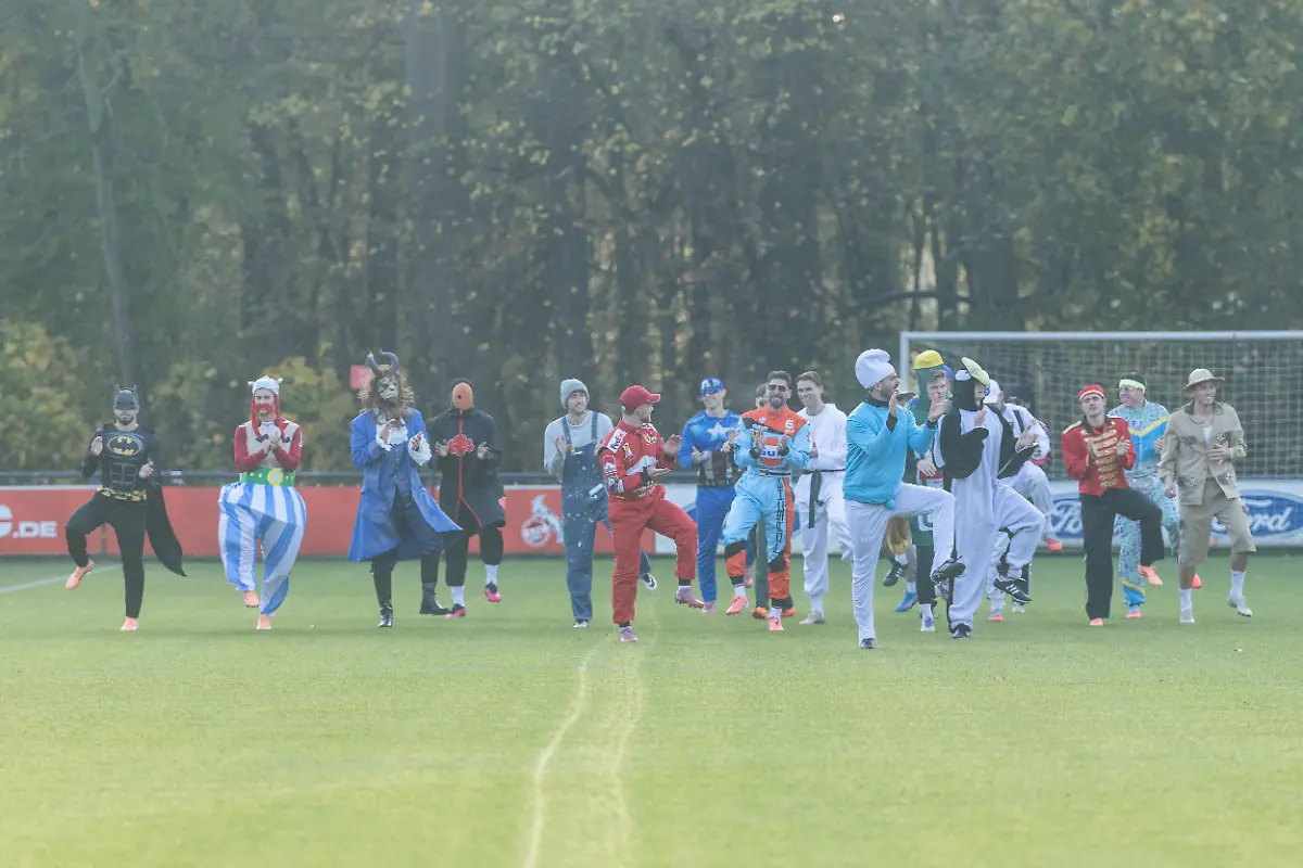 Warmlaufen-Jusuf-Gazibegovic-1-FC-Cologne-25-als-Batman-Tom-Krauss-1-FC-Cologne-5-als-Obelix-Marvin-Schwaebe-1-FC-Cologne-1-als-Biest-aus-die-Schoene-und-das-Biest-Ragnar-Ache-1-FC-Cologne-9-als-Tobis-aus-Naruto-Luca-Waldschmidt-1-FC-Cologne-7-als-Maler-Jan-Thielmann-1-FC-Cologne-29-als-Formel1-Fahrer-Kristoffer-Lund-1-FC-Cologne-32-als-Captain-America-Ron-Robert-Zieler-1-FC-Cologne-20-als-Formel1-Fahrer-Joel-Schmied-1-FC-Cologne-2-im-Karate-Dress-Max-Weuthen-Athletiktrainer-1-FC-Cologne-als-Schlumpf-Marius-Buelter-1-FC-Cologne-30-als-Jaegermeisterflasche-Eric-Martel-1-FC-Cologne-6-als-Pinguin-Alessio-Castro-Montes-1-FC-Cologne-17-als-Portier-Dominique-Heintz-1-FC-Cologne-3-im-80s-Aerobic-Look-Sebastian-Sebulonsen-1-FC-Cologne-28-auf-Safari-Karnevalstraining-1-FC-Cologne-Geissbockheim-11-11