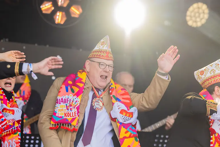 Der-Oberbuergermeister-von-Koeln-Torsten-Burmester-SPD-feiert-den-Auftakt-der-Karnevalssession-auf-dem-Heumarkt-Am-11-11-um-11-11-Uhr-begann-in-den-naerrischen-Hochburgen-die-Karnevalssession