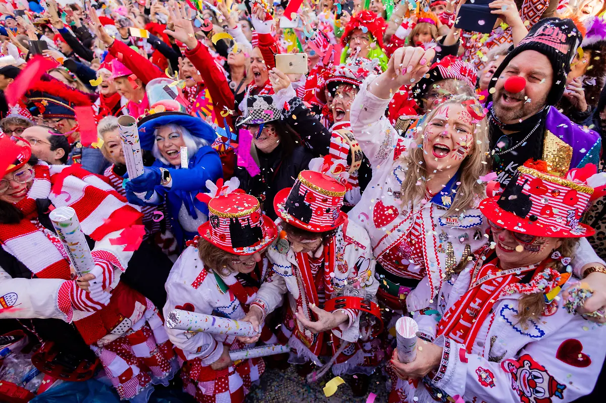 Jecken-feiern-den-Auftakt-der-Karnevalssession-auf-dem-Heumarkt-Am-11-11-um-11-11-Uhr-beginnt-in-den-naerrischen-Hochburgen-die-Karnevalssession