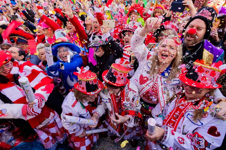 Jecken-feiern-den-Auftakt-der-Karnevalssession-auf-dem-Heumarkt-Am-11-11-um-11-11-Uhr-beginnt-in-den-naerrischen-Hochburgen-die-Karnevalssession