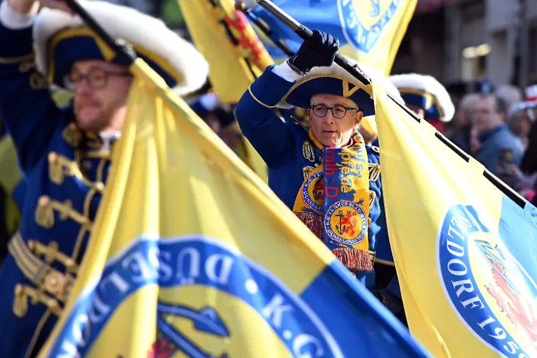 Jecken-feiern-den-Auftakt-der-Karnevalssession-auf-dem-Marktplatz-Am-11-11-um-11-11-Uhr-beginnt-in-den-naerrischen-Hochburgen-die-Karnevalssession