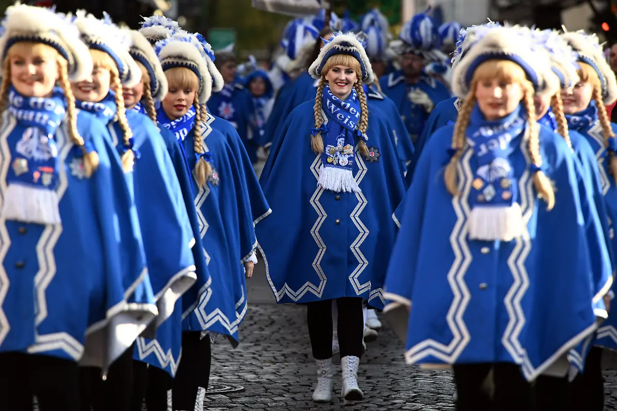 Funkenmariechen-feiern-den-Auftakt-der-Karnevalssession-auf-dem-Marktplatz-Am-11-11-um-11-11-Uhr-beginnt-in-den-naerrischen-Hochburgen-die-Karnevalssession