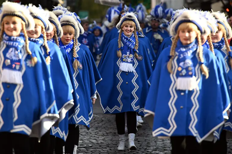 Funkenmariechen-feiern-den-Auftakt-der-Karnevalssession-auf-dem-Marktplatz-Am-11-11-um-11-11-Uhr-beginnt-in-den-naerrischen-Hochburgen-die-Karnevalssession