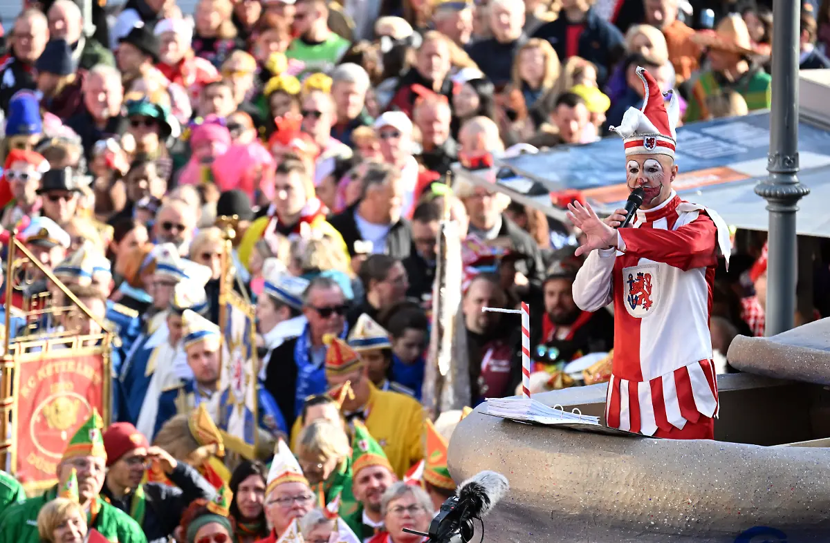 Die-historische-Karnevalsfigur-Hoppeditz-haelt-zum-Auftakt-der-Karnevalssession-auf-dem-Marktplatz-seine-Rede-In-der-Landeshauptstadt-erwachte-um-11-11-Uhr-der-Erzschelm-Hoppeditz-zum-Leben-Am-11-11-um-11-11-Uhr-begann-in-den-naerrischen-Hochburgen-die-Karnevalssession