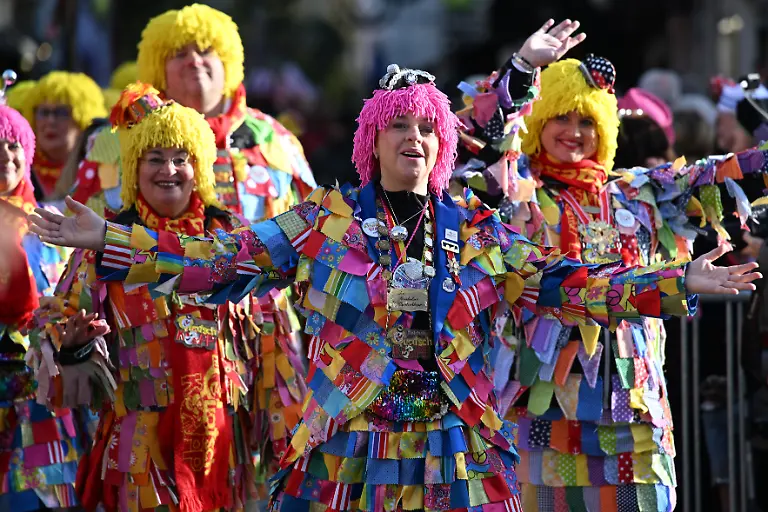 Jecken-feiern-den-Auftakt-der-Karnevalssession-auf-dem-Marktplatz-Am-11-11-um-11-11-Uhr-beginnt-in-den-naerrischen-Hochburgen-die-Karnevalssession