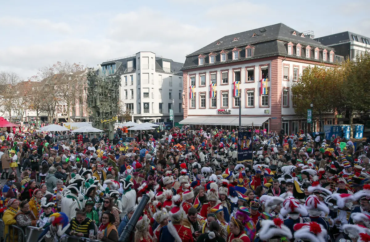 Verkleidete-Besucher-feiern-auf-dem-Schillerplatz-den-Fastnachtsbeginn-Zum-Beginn-der-fuenften-Jahreszeit-werden-am-11-11-Tausende-Naerrinnen-und-Narren-in-Mainz-erwartet