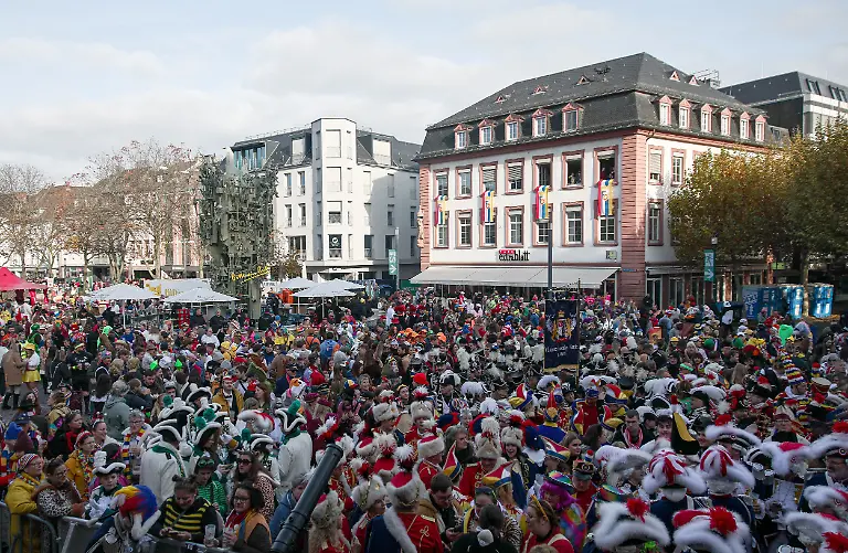 Verkleidete-Besucher-feiern-auf-dem-Schillerplatz-den-Fastnachtsbeginn-Zum-Beginn-der-fuenften-Jahreszeit-werden-am-11-11-Tausende-Naerrinnen-und-Narren-in-Mainz-erwartet