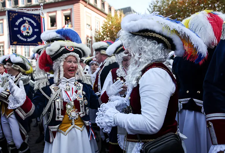Gardisten-feiern-auf-dem-Schillerplatz-Zum-Beginn-der-fuenften-Jahreszeit-werden-am-11-11-Tausende-Naerrinnen-und-Narren-in-Mainz-erwartet