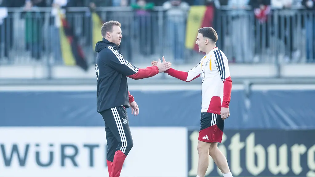 Bundestrainer-Julian-Nagelsmann-begruesst-Said-El-Mala-bei-der-Nationalmannschaft