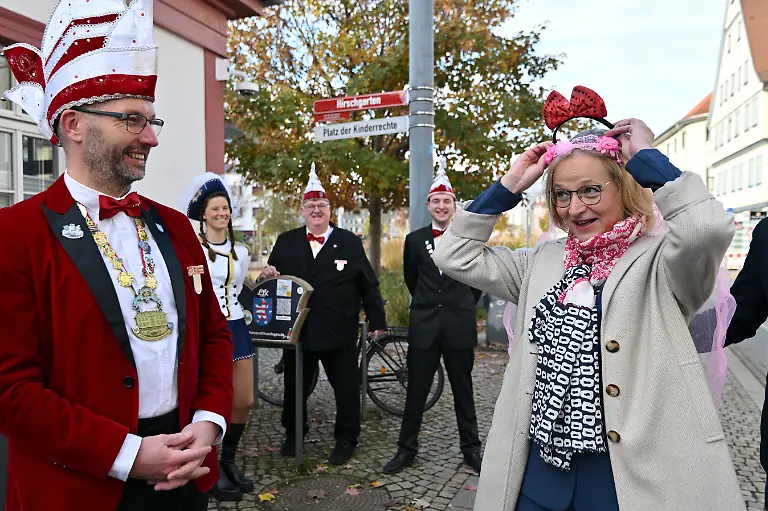 Katja-Wolf-r-BSW-Finanzministerin-und-stellvertretende-Ministerpraesidentin-von-Thueringen-und-Christoph-Matthes-l-Praesident-des-Landesverbandes-Thueringer-Karnevalsvereine-beim-offiziellen-Sturm-der-Staatskanzlei-Es-ist-der-Beginn-der-Faschingssaison-2025-26-in-Thueringen