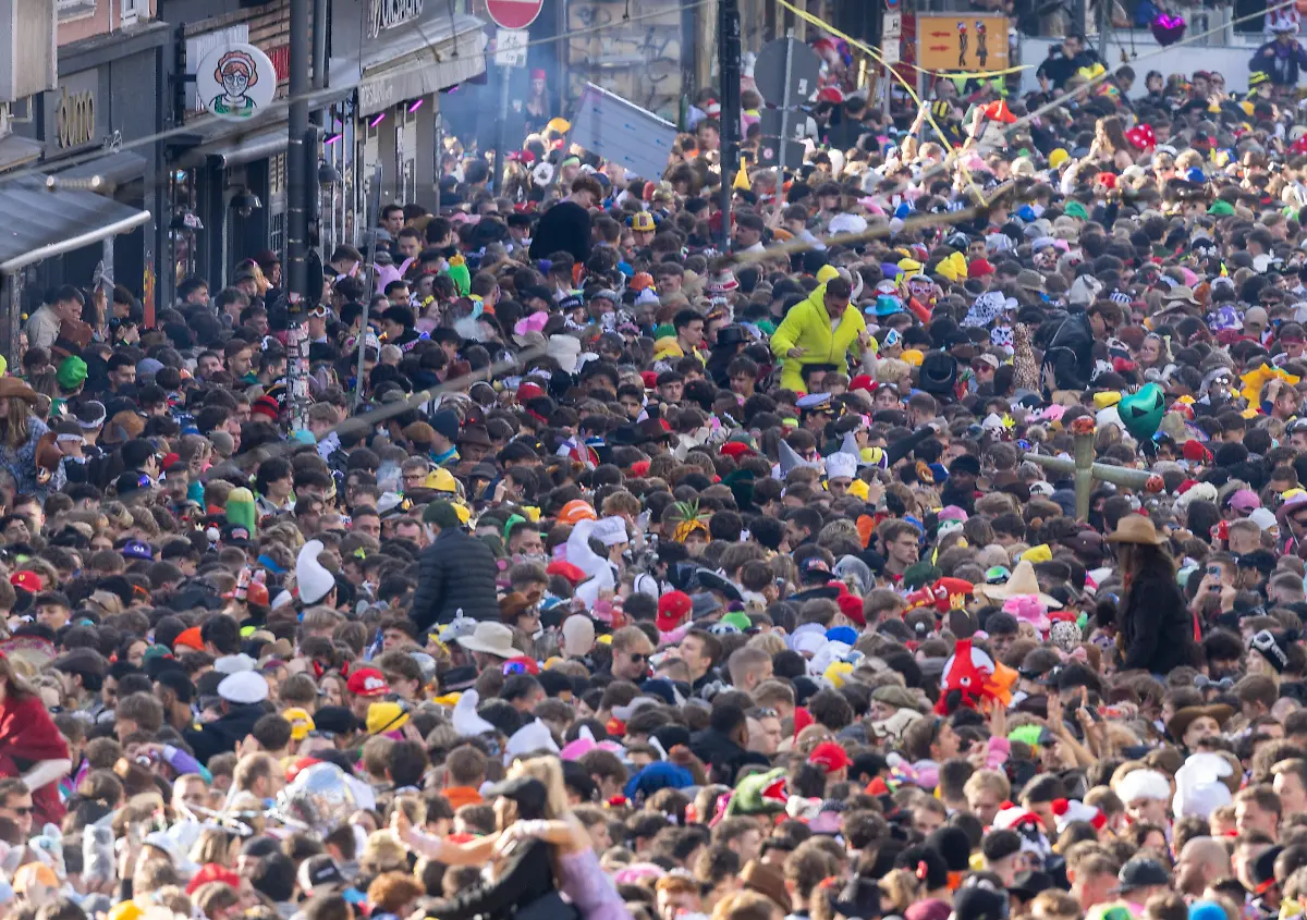 Karnevalisten-feiern-den-Beginn-der-Karnevalssession-auf-der-Zuelpicher-Strasse-Am-11-11-um-11-11-Uhr-begann-in-den-naerrischen-Hochburgen-die-Karnevalssession