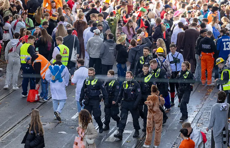 Polizisten-patrouillieren-in-der-Zuelpicher-Strasse-zum-Beginn-der-Karnevalssession-Am-11-11-um-11-11-Uhr-begann-in-den-naerrischen-Hochburgen-die-Karnevalssession