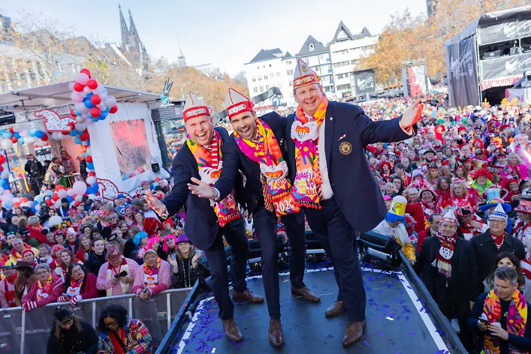 Das-designierte-Koelner-Dreigestirn-Prinz-Niklas-I-M-Niklas-Juengling-Bauer-Clemens-r-Clemens-von-Blanckart-und-Jungfrau-Aenne-Stefan-Blatt-steht-auf-der-Buehne-beim-Auftakt-der-Karnevalssession-auf-dem-Heumarkt-Am-11-11-um-11-11-Uhr-begann-in-den-naerrischen-Hochburgen-die-Karnevalssession