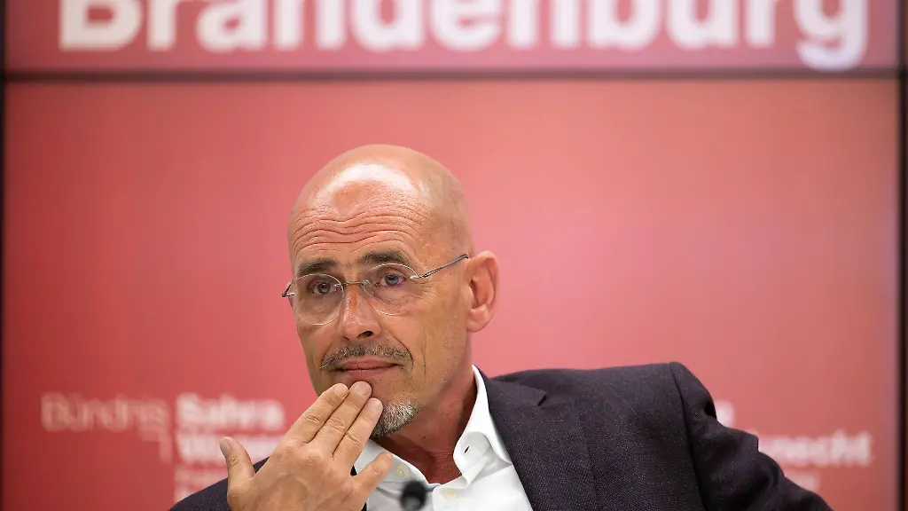 Brandenburgs-BSW-Fraktionschef-Niels-Olaf-Lueders-erlaeutert-die-Strategie-seiner-Fraktion-in-der-Koalitionskrise-mit-der-SPD