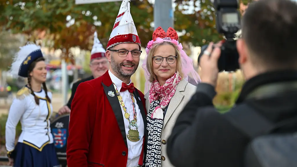 Fuehrungspersonen-treffen-aufeinander-Die-stellvertretende-Ministerpraesidentin-Katja-Wolf-BSW-stellte-sich-beim-naerrischen-Sturm-auf-die-Staatskanzlei-auch-dem-Praesidenten-des-Landesverbands-Thueringer-Karnevalvereine-Christoph-Matthes