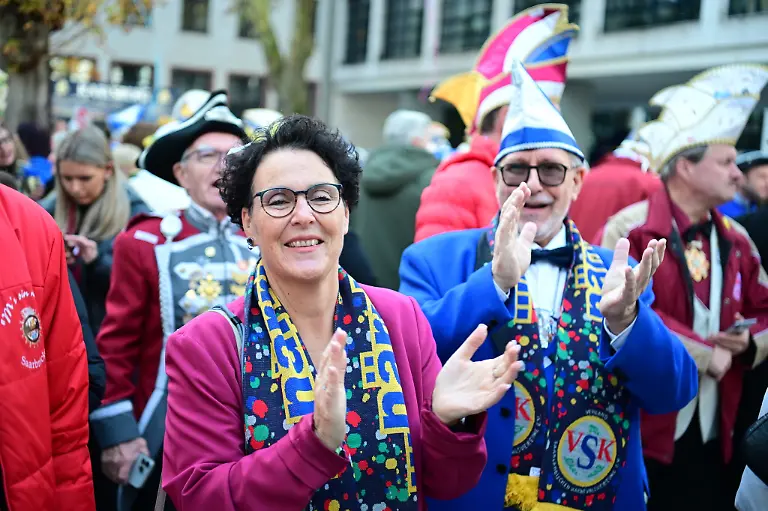 Der-Verband-Saarlaendischer-Karnevalsvereine-eroeffnet-die-Session-2025-26-am-Dienstag-11-11-2025-puenktlich-um-11-11-Uhr-mit-viel-Konfetti-im-Innenhof-des-Saarbruecker-Rathauses