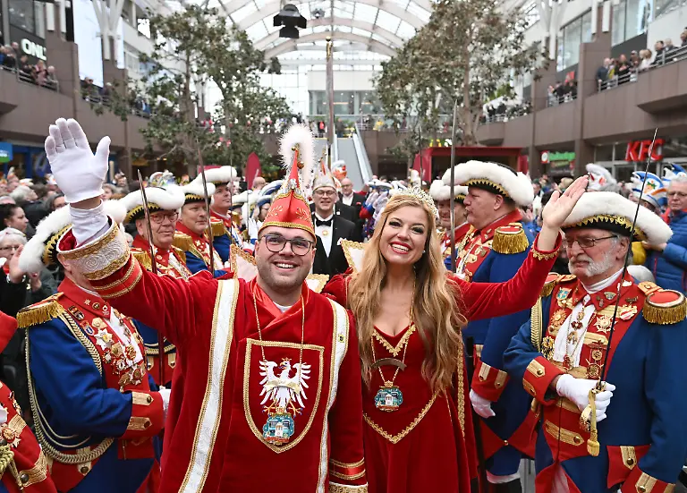 Frankfurt-11-November-2025-Das-Prinzenpaar-der-Frankfurter-Fastnacht-2025-26-seine-Tollitaet-Janik-I-und-ihre-Lieblichkeit-Sandra-II-beim-Start-der-Kampagne-im-Nordwestzentrum