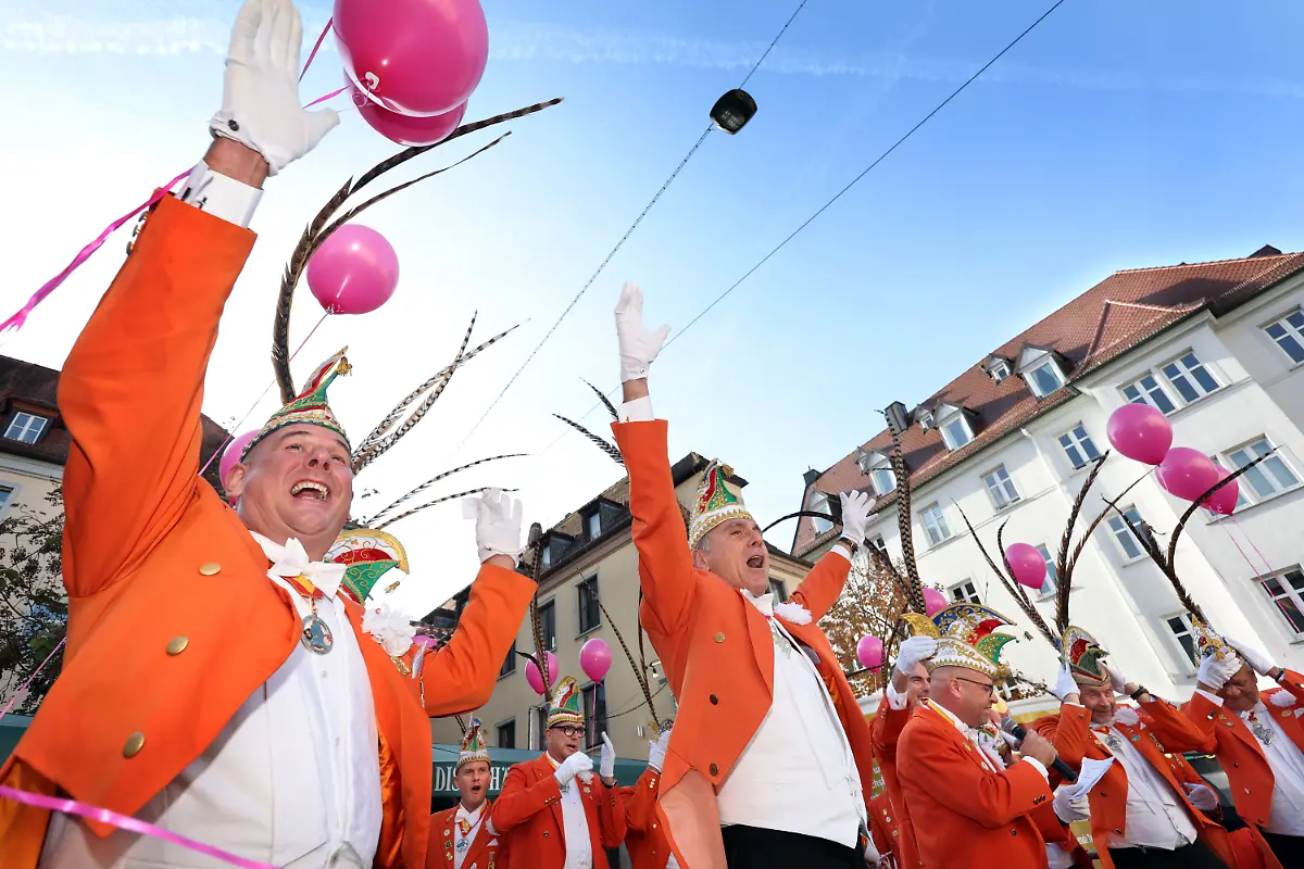 Mitglieder-des-Elferrats-feiern-bei-der-Eroeffnung-der-Faschingssession-in-der-Innenstadt