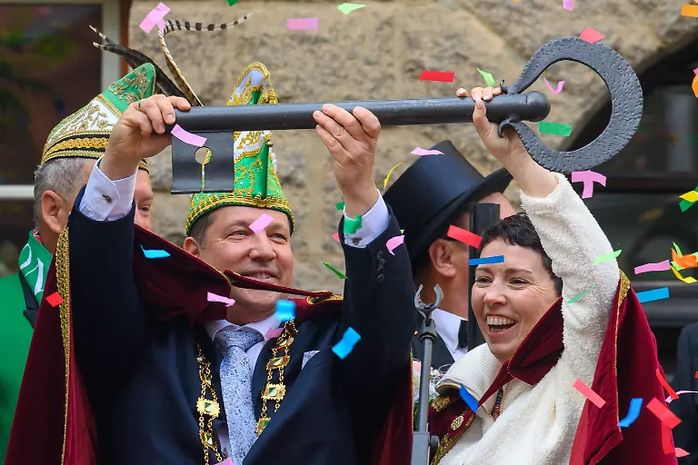 Prinz-Ralf-der-3-l-und-Prinzessin-Katja-die-1-heben-vor-dem-Rathaus-der-Stadt-Aschersleben-im-Konfettiregen-einen-uebergrossen-Rathausschluessel-in-die-Hoehe-Die-beiden-waren-zuvor-zum-Prinzenpaar-vom-Ascherslebener-Carnevals-Club-gekuert-worden-Mit-der-traditionellen-Schluesseluebergabe-begann-die-Karnevalssaison