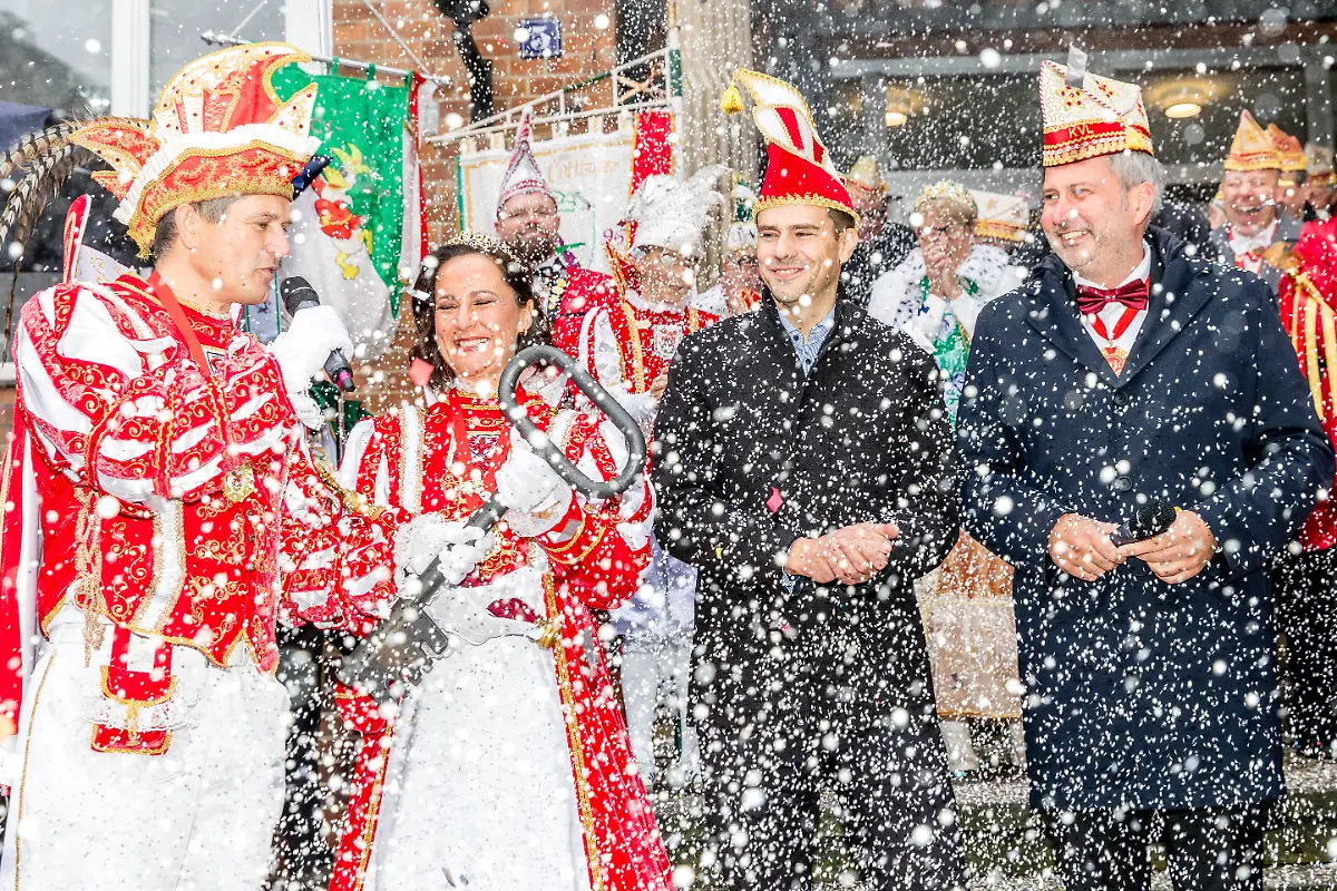 Der-Oberbuergermeister-der-Stadt-Cottbus-Tobias-Schick-SPD-r-l-uebergibt-waehrend-eine-Konfettikanone-abgefeuert-wird-gemeinsam-mit-Markus-Niggemann-CDU-Finanzdezernt-symbolisch-die-Rathausschluessel-an-das-Stadtprinzenpaar-Sonnika-I-und-Sebastian-I-Die-Stadt-Cottbus-gilt-als-ostdeutsche-Hochburg-im-Karneval