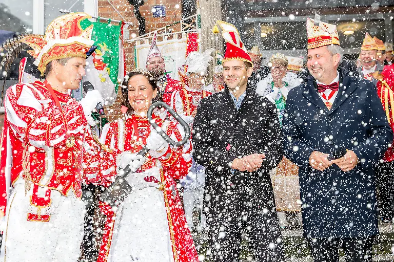 Der-Oberbuergermeister-der-Stadt-Cottbus-Tobias-Schick-SPD-r-l-uebergibt-waehrend-eine-Konfettikanone-abgefeuert-wird-gemeinsam-mit-Markus-Niggemann-CDU-Finanzdezernt-symbolisch-die-Rathausschluessel-an-das-Stadtprinzenpaar-Sonnika-I-und-Sebastian-I-Die-Stadt-Cottbus-gilt-als-ostdeutsche-Hochburg-im-Karneval