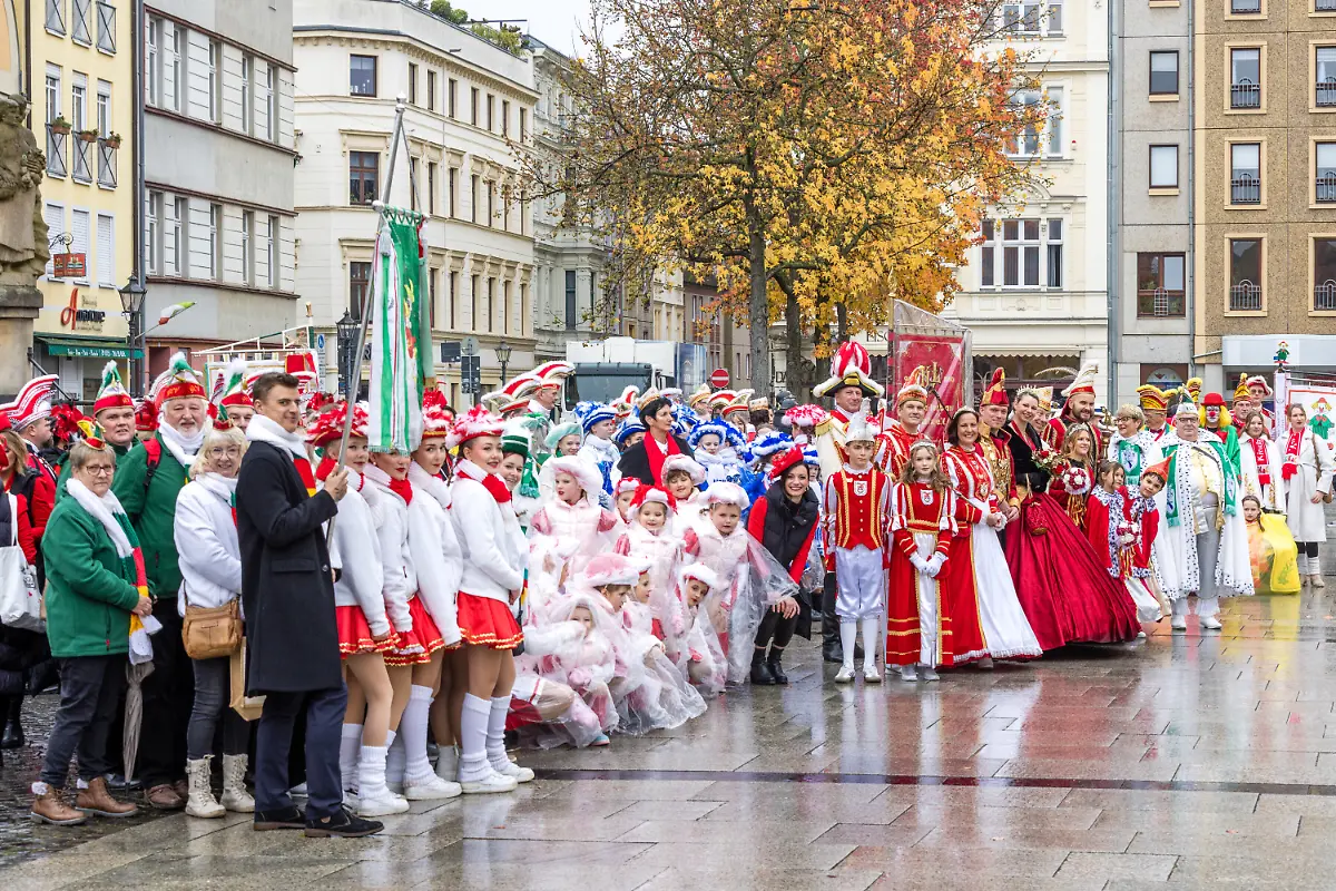 Naerrinnen-und-Narren-warten-auf-dem-Cottbuser-Altmarkt-von-dem-aus-sie-zum-Rathaus-marschieren-um-beim-symbolischen-Rathaussturm-zu-Beginn-der-fuenften-Jahreszeit-die-Schluessel-der-Stadt-zu-uebernehmen-Die-Stadt-Cottbus-gilt-als-ostdeutsche-Hochburg-im-Karneval