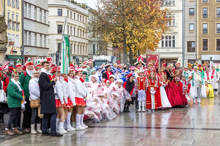 Naerrinnen-und-Narren-warten-auf-dem-Cottbuser-Altmarkt-von-dem-aus-sie-zum-Rathaus-marschieren-um-beim-symbolischen-Rathaussturm-zu-Beginn-der-fuenften-Jahreszeit-die-Schluessel-der-Stadt-zu-uebernehmen-Die-Stadt-Cottbus-gilt-als-ostdeutsche-Hochburg-im-Karneval