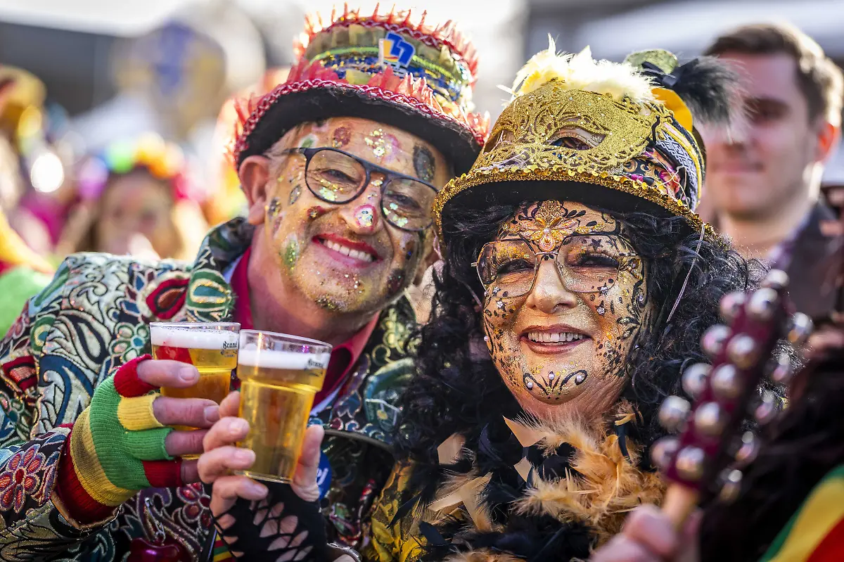 2025-11-11-11-19-51-ROERMOND-Feiernde-auf-dem-Bahnhofsplein-zur-Eroeffnung-der-Karnevalssaison-in-Limburg-Traditionell-beginnt-die-Karnevalssaison-im-Sueden-am-11-des-11-Monats