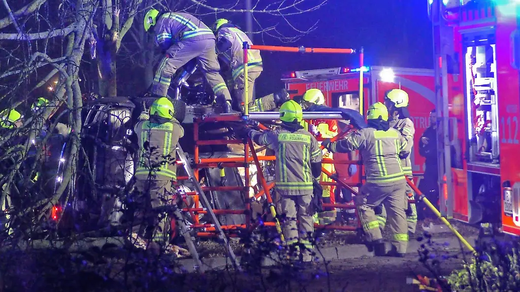 Der-Fahrer-des-Wagens-stirbt-noch-an-der-Unfallstelle-sein-Beifahrer-schwebt-in-Lebensgefahr