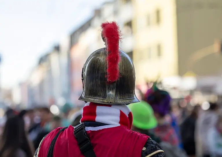 Ein-Karnevalist-als-Roemer-verkleidet-wartet-auf-den-Beginn-der-Karnevalssession-Am-11-11-um-11-11-Uhr-begann-in-den-naerrischen-Hochburgen-die-Karnevalssession