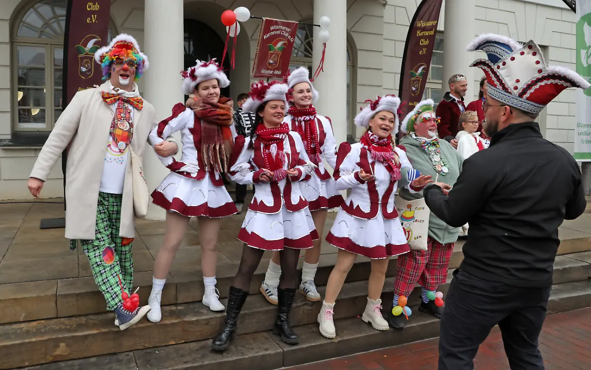 Beim-landesweiten-Auftakt-der-Karnevalssaison-in-Mecklenburg-Vorpommern-tanzen-die-Narren-vor-dem-Rathaus-bevor-sie-symbolisch-den-Rathausschluessel-vom-Buergermeister-uebernehmen-Die-Karnevalssaison-beginnt-traditionell-am-11-11-um-11-11-Uhr