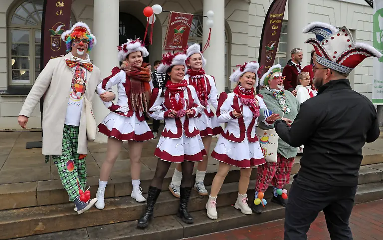 Beim-landesweiten-Auftakt-der-Karnevalssaison-in-Mecklenburg-Vorpommern-tanzen-die-Narren-vor-dem-Rathaus-bevor-sie-symbolisch-den-Rathausschluessel-vom-Buergermeister-uebernehmen-Die-Karnevalssaison-beginnt-traditionell-am-11-11-um-11-11-Uhr