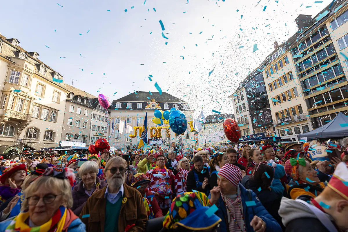 Auf-dem-Bonner-Marktplatz-wird-die-Jubilaeums-Karnevals-Session-die-200-Jahre-Karneval-in-Bonn-feiert-feierlich-eroeffnet-Anwesend-sind-der-neue-Oberbuergermeister-von-Bonn-Herr-Guido-Deus-sowie-die-Tollitaeten-Prinz-Roland-I-und-Bonna-Stephanie-III