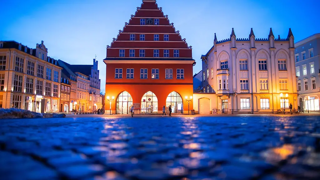 Rathaus-und-Wohngebaeude-in-Greifswald-Die-Mietpreisbremse-soll-hier-bis-in-den-Herbst-2028-gelten