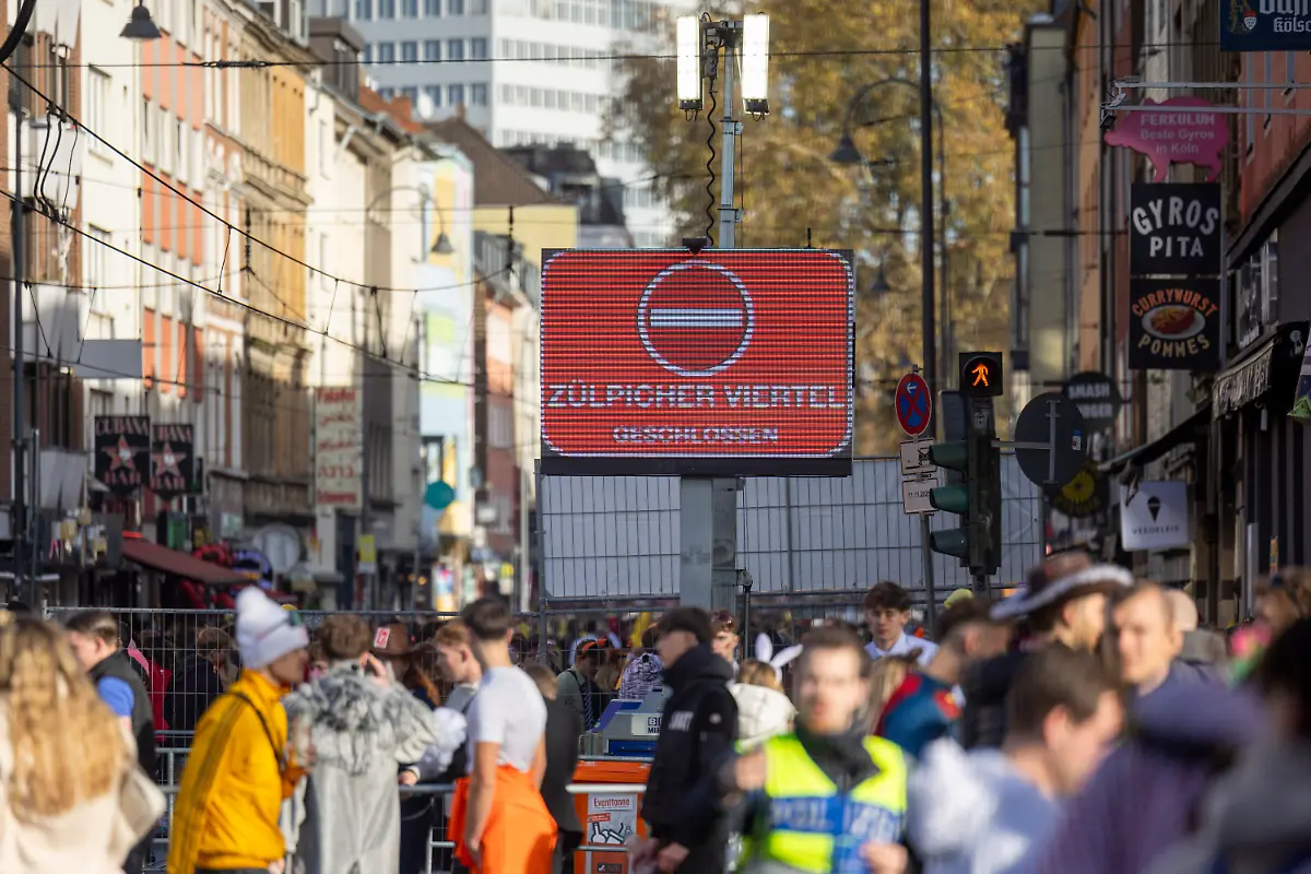 Ein-Schild-weist-zu-Beginn-der-Karnevalssession-auf-die-Schliessung-des-Zuelpicher-Viertels-wegen-Ueberfuellung-hin-Am-11-11-um-11-11-Uhr-begann-in-den-naerrischen-Hochburgen-die-Karnevalssession