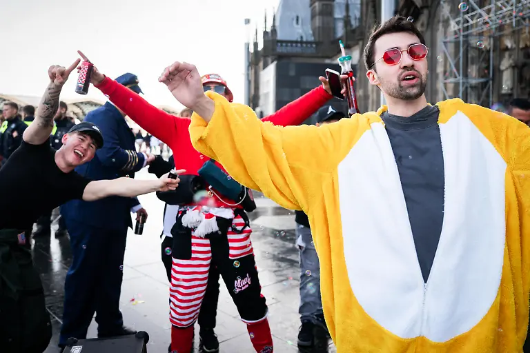 Impressionen-vom-Koelner-Karneval-zum-Karnevalsauftakt-in-Koeln-Feiernde-Jecken-auf-der-Domplatte-mit-mitgebrachter-Musikanlage