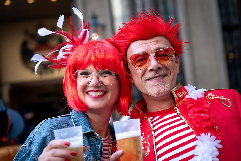 Impressionen-vom-Koelner-Karneval-zum-Karnevalsauftakt-in-Koeln-gut-gelaunte-Jecken-mit-Koelsch-in-der-Hand