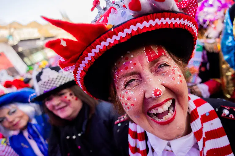 Jecken-feiern-den-Auftakt-der-Karnevalssession-auf-dem-Heumarkt-Am-11-11-um-11-11-Uhr-beginnt-in-den-naerrischen-Hochburgen-die-Karnevalssession