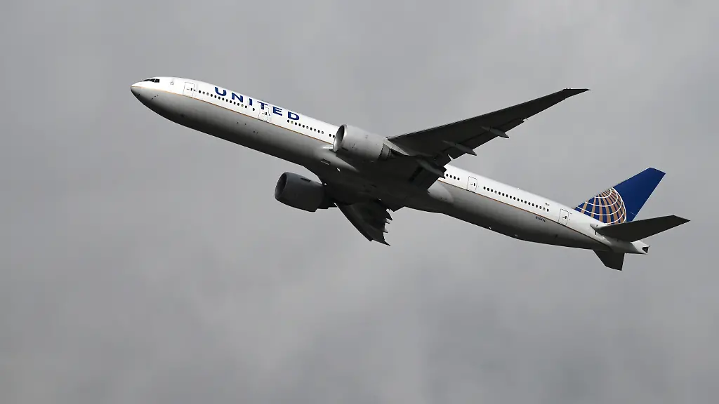 Eine-Boeing-777-322ER-von-United-Airlines-startet-am-Frankfurter-Flughafen-Standort-Startbahn-West-am-Frankfurter-Flughafen-Fraport-23-10