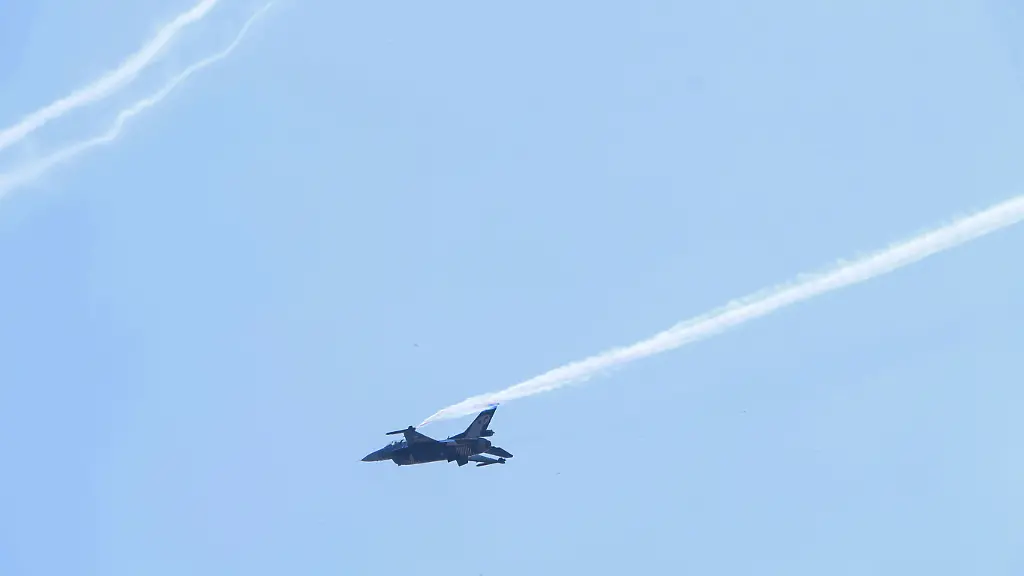 Hubschrauber-und-Kampfjets-der-tuerkischen-Luftwaffe-fuehren-waehrend-des-Luft-und-Raumfahrt-und-Technologiefestivals-Teknofest-Kunstflugmanoever-durch-Gaziantep-Tuerkiye-24