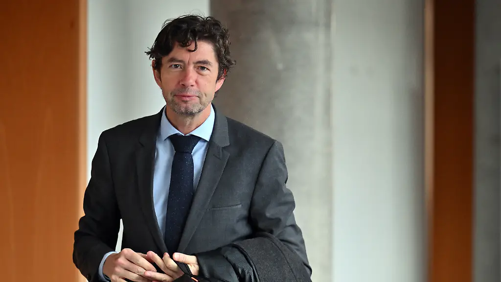 Christian-Drosten-Direktor-des-Instituts-fuer-Virologie-an-der-Charite-in-Berlin-kommt-zur-Sitzung-des-Corona-Untersuchungsausschusses-des-Thueringer-Landtags-In-Thueringen-beschaeftigen-sich-zwei-Landtagsgremien-mit-der-Aufarbeitung-der-Corona-Pandemie-Neben-dem-Untersuchungsausschuss-gibt-es-noch-eine-Enquete-Kommission-zum-gleichen-Thema