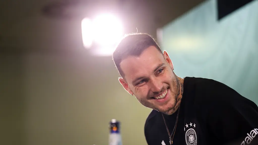 Nach-welcher-Sorte-Kaugummi-ein-David-Raum-schmeckt-Das-konnte-er-auf-der-Pressekonferenz-nicht-sagen