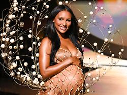 Bei der Show im Bauch dabei: Baby von "Victoria's Secret"-Engel Jasmine Tookes ist da