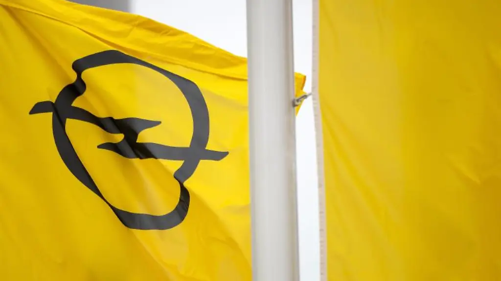 Eine-Fahne-mit-dem-Opel-Logo-weht-bei-Opel-Eisenach